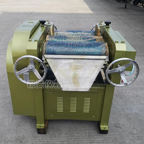 實驗室生產(chǎn)小型三輥研磨機(jī)
